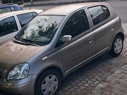 Grigio Usata 2003 Toyota Yaris Tre volumi | 1300 € (Buon prezzo)