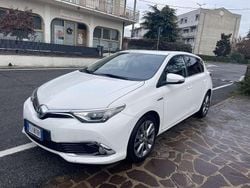 Bianco Usata 2017 Toyota Auris Hybrid Lounge Tre volumi | 9200 € (Buon prezzo)