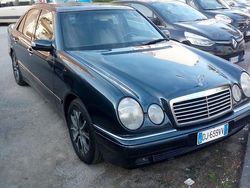 Blu Usata 1996 Mercedes 250 Tre volumi | 8000 €