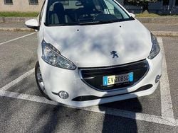 Bianco Usata 2014 Peugeot 208 Allure Due volumi | 6000 € (Buon prezzo)