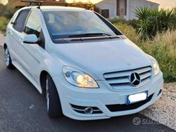 Bianco Usata 2011 Mercedes B180 Premium Monovolume | 3300 €