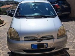 Grigio Usata 2001 Toyota Yaris Sol Tre volumi | 800 € (Super prezzo)