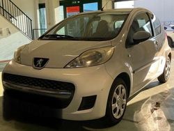Bianco Usata 2009 Peugeot 107 Access Due volumi | 3990 € (Buon prezzo)