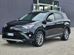 Nero Usata 2016 Toyota RAV4 Lounge SUV | 16.300 € (Buon prezzo)
