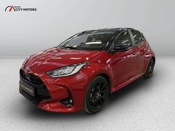 Rosso Usata 2023 Toyota Yaris Hybrid Style Tre volumi | 20.900 € (Buon prezzo)