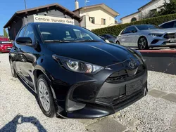 Nero Usata 2024 Toyota Yaris Hybrid Active Tre volumi | 19.700 € (Buon prezzo)