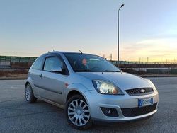 Usata 2006 Ford Fiesta Tre volumi | 2300 € (Buon prezzo)