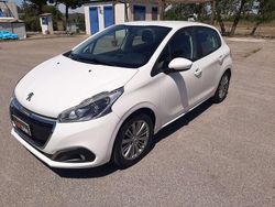 Bianco Usata 2017 Peugeot 208 Active Due volumi | 9950 € (Buon prezzo)