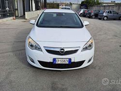 Bianco Usata 2013 Opel Astra Cosmo Tre volumi | 4900 € (Buon prezzo)