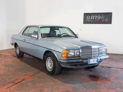 Blu Usata 1977 Mercedes 230 Tre volumi | 11.900 €