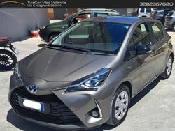 Grigio metallizzato Usata 2018 Toyota Yaris Hybrid Cool Tre volumi | 12.000 € (Buon prezzo)