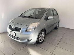 Argento metallizzato Usata 2006 Toyota Yaris Tre volumi | 4200 € (Buon prezzo)