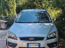 Grigio Usata 2005 Ford Focus Tre volumi | 1600 € (Buon prezzo)