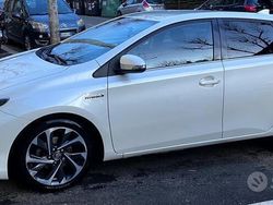 Bianco Usata 2017 Toyota Auris Hybrid Lounge Tre volumi | 11.999 € (Buon prezzo)