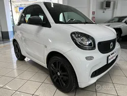 Bianco e nero Usata 2015 Smart ForTwo Coupé Due volumi | 7990 € (Buon prezzo)