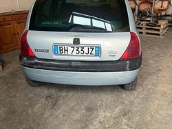 Usata 2000 Renault Clio II Tre volumi | 1000 € (Buon prezzo)