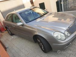 Grigio Usata 2004 Mercedes E270 Tre volumi | 2800 € (Buon prezzo)