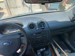 Grigio Usata 2003 Ford Fiesta Due volumi | 2000 € (Buon prezzo)