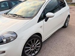 Bianco Usata 2012 Fiat Punto Tre volumi | 4000 € (Buon prezzo)