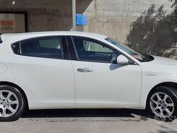 Bianco Usata 2013 Alfa Romeo Giulietta Tre volumi | 10.000 € (Molto cara)
