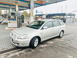 Grigio Usata 2003 Toyota Avensis Tre volumi | 2400 € (Buon prezzo)
