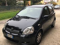 Usata 2005 Toyota Yaris Tre volumi | 2400 € (Buon prezzo)