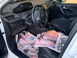 Bianco Usata 2012 Peugeot 208 Due volumi | 4000 € (Buon prezzo)