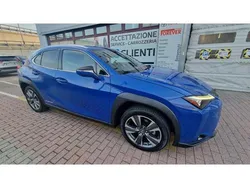Blu/azzurro(met.) Usata 2022 Lexus UX 300e Luxury Line SUV | 22.500 €