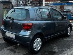 Grigio Usata 2004 Toyota Yaris Sol Tre volumi | 2300 € (Buon prezzo)