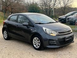 Grigio Usata 2016 Kia Rio Tre volumi | 6499 € (Buon prezzo)