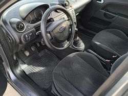 Usata 2004 Ford Fiesta Ghia Tre volumi | 1900 € (Buon prezzo)