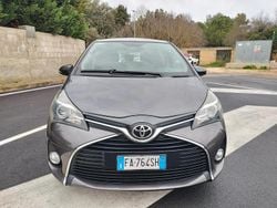 Grigio Usata 2015 Toyota Yaris Lounge Tre volumi | 5990 € (Buon prezzo)