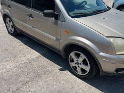 Usata 2004 Ford Fusion Tre volumi | 1100 € (Buon prezzo)