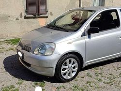 Grigio Usata 2002 Toyota Yaris Tre volumi | 1200 € (Buon prezzo)