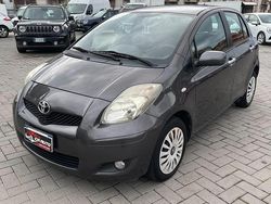 Grigio Usata 2011 Toyota Yaris Sol Tre volumi | 4690 € (Buon prezzo)
