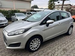 Grigio Usata 2013 Ford Fiesta Tre volumi | 5900 € (Buon prezzo)