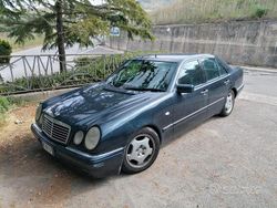 Nero Usata 1998 Mercedes E250 Classic Tre volumi | 6000 €