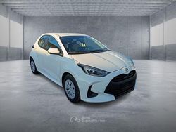 Bianco Nuova 2025 Toyota Yaris Hybrid Active Tre volumi | 20.600 € (Buon prezzo)
