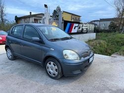 Grigio Usata 2004 Toyota Yaris Sol Tre volumi | 2000 € (Buon prezzo)