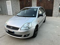 Grigio Usata 2004 Ford Fiesta Due volumi | 3600 € (Molto cara)