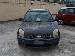 Grigio Usata 2005 Ford Fusion Tre volumi | 800 € (Super prezzo)