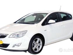 Bianco Usata 2013 Opel Astra Tre volumi | 6949 € (Molto cara)