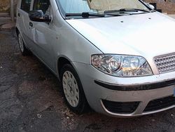 Grigio Usata 2010 Fiat Punto Due volumi | 2800 € (Buon prezzo)
