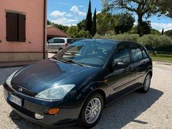 Usata 2001 Ford Focus Due volumi | 1250 € (Buon prezzo)