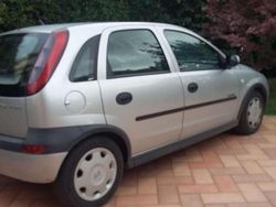 Argento Usata 2001 Opel Corsa Comfort Tre volumi | 2290 € (Molto cara)