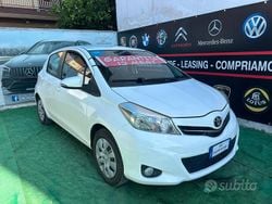 Bianco Usata 2015 Toyota Yaris Tre volumi | 6200 € (Buon prezzo)