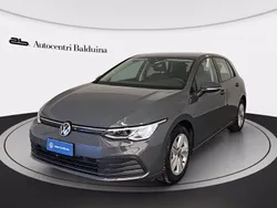 Dolphin grey met Usata 2022 VW Golf VIII Life Tre volumi | 19.700 € (Buon prezzo)