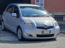 Grigio Usata 2011 Toyota Yaris Sol Tre volumi | 4850 € (Buon prezzo)