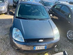 Grigio Usata 2005 Ford Fiesta Ghia Due volumi | 2800 € (Molto cara)