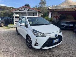 Bianco Usata 2018 Toyota Yaris Hybrid Tre volumi | 11.200 € (Ottimo prezzo)
